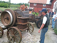 En av Traktormuseets dyrgripar - en vl fungerande stenkross frn Svedala. Brje demonstrerar.