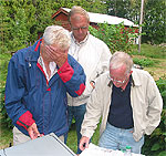 Göthe verkar ha bekymmer (myggen). Jan Görlin och Claes Olsson tittar på några verifikationer.