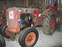 Massor av gamla traktorer. Alla med sin egen historia väl dokumenterad i skrift och med foton.
