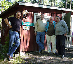Lennart Deimert SM5YLO, Jan Malmesjö, Claes Olsson och Jan-Erik Järlebark SM4WKT framför DX-QTH:t.