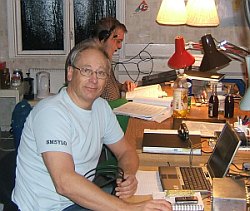 Lennart Deimert framför datorn och SDR-14. I bakgrunden Janne Malmesjö.