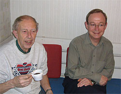 Kaffedrickande Göran Bayard och Magnus Jespersson.