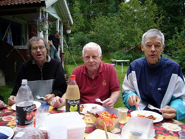 Thomas Tevemark, Claes Olsson och Sigvard Andersson hugger in på maten.
