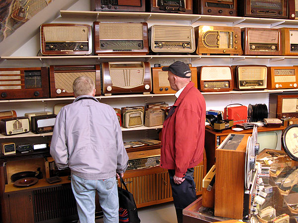 De gamla radiomottagarna tilldrog sig stort intresse. Här Claes och Ejgil som undersöker rariteterna detaljerat