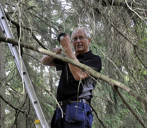 Lennart monterar upp en multibandsantenn i stora granen.