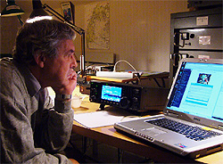 John Ekwall lyssnar på sändningen från Radio St Helena samtidigt som han kollar på chatten.