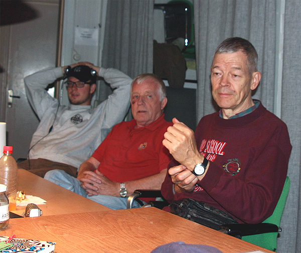 Eric, Claes och Sigge i avslappnad stil på klubbmötet.