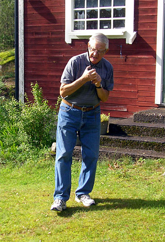 Bosse Gustavsson kommunicerar med handapparaten