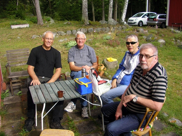 Lennart Deimert, Bo Gustavsson, Sigvard Andersson och Janne Malmesjö tar sig en välbehövlig kaffepaus. Den bruna koppen tillhör Claes Olsson som stod bakom kameran.