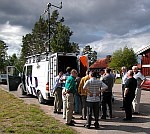 Radio Dalarnas radiobuss med åskådare.