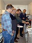 Efter klubbmötet var det dags för mat. Rolf Åhman, Rolf Wickström, Christer Carlson och Göran Bayard är först i kön!