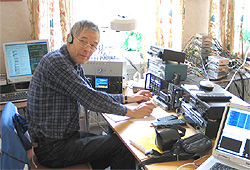 Sigvard Sigge Andersson under en av sina DXpeditioner till Parkalompolo. Från vänster PC med WinRadio 313i, ICOM IC-756proIII, AOR AR-7030, ICOM R-9000 samt flera MiniDisc-däck för inspelning (Klicka för stor bild).